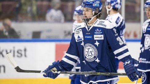 Emil Bemström skating around before the puck drops