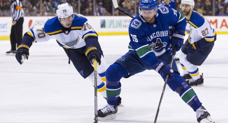 Canucks Thomas Vanek avoids multiple St. Louis Blues players