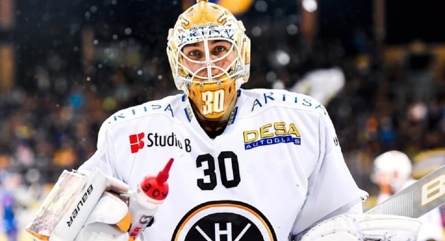 Elvis Merzlikins playing for Lugano in the NLA